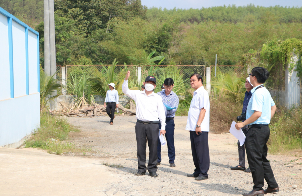 Đại biểu HĐND tỉnh Đồng Nai nắm tình hình tại điểm xây dựng trái phép phường Phước Tân, thành phố Biên Hòa - ẢNH TRÂM NGUYỄN